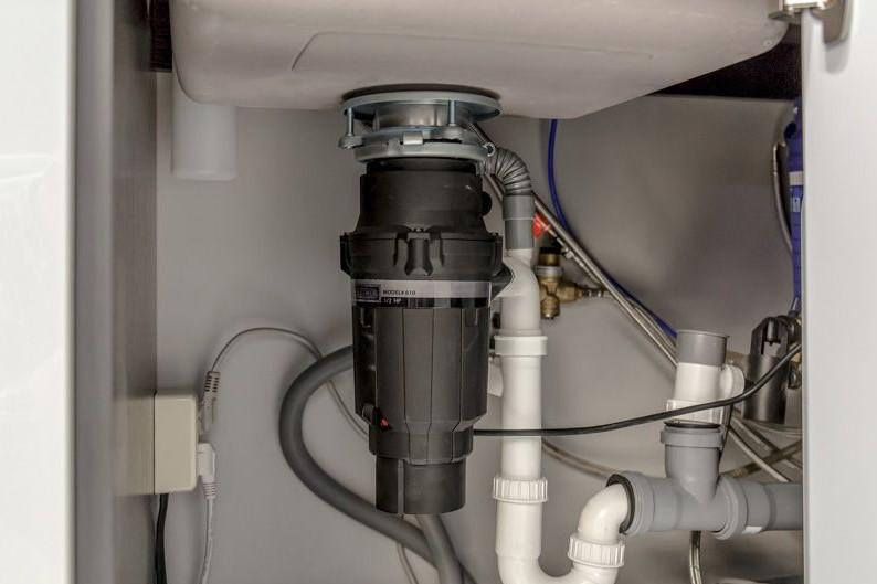 Установленный измельчитель пищевых отходов Bone Crusher BC 910 SLIM LINE