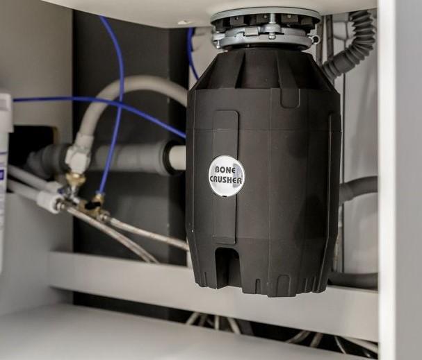 Установленный под мойкой Bone Crusher BC 810