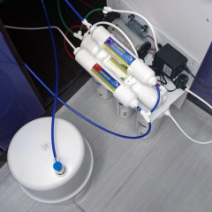 Установка помпы повышения давления для обратного осмоса (фото для примера)