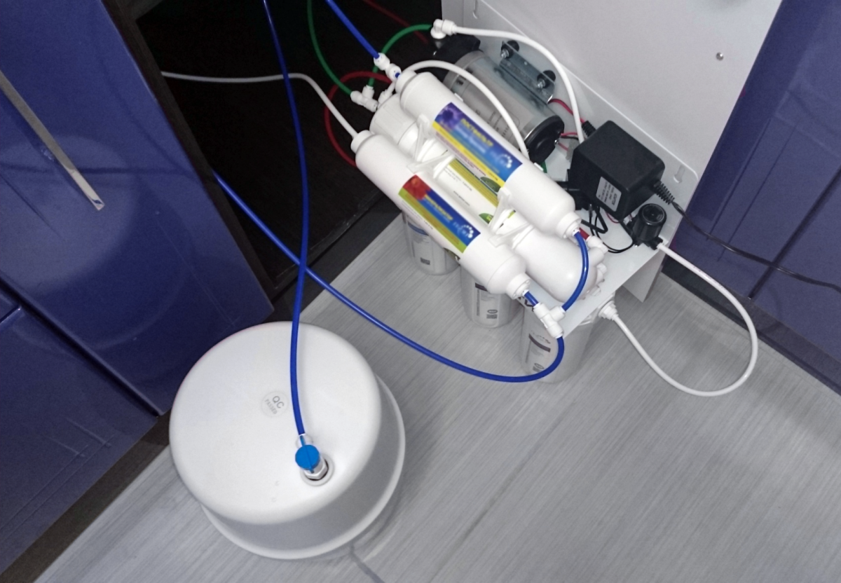 Установка помпы повышения давления для обратного осмоса